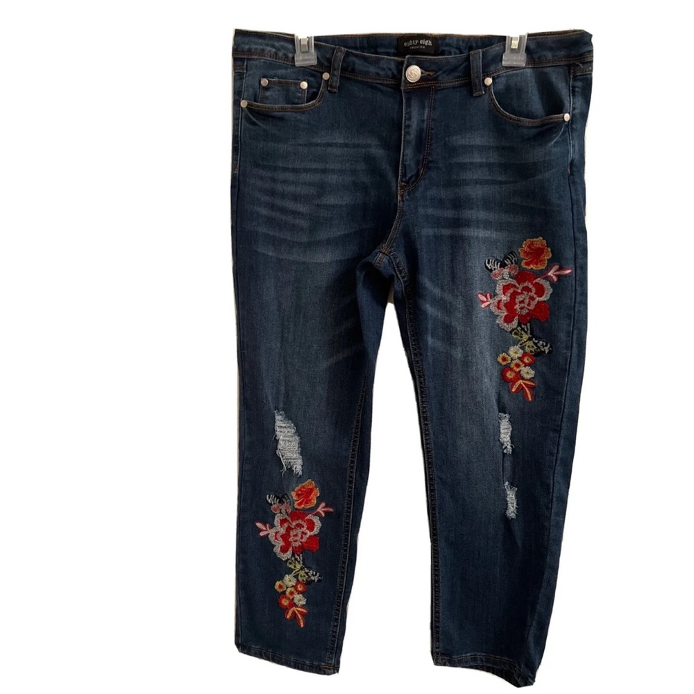 Eighty Eight Premium Capri Jeans Women's 15 Denim Embroidered Distressed.
